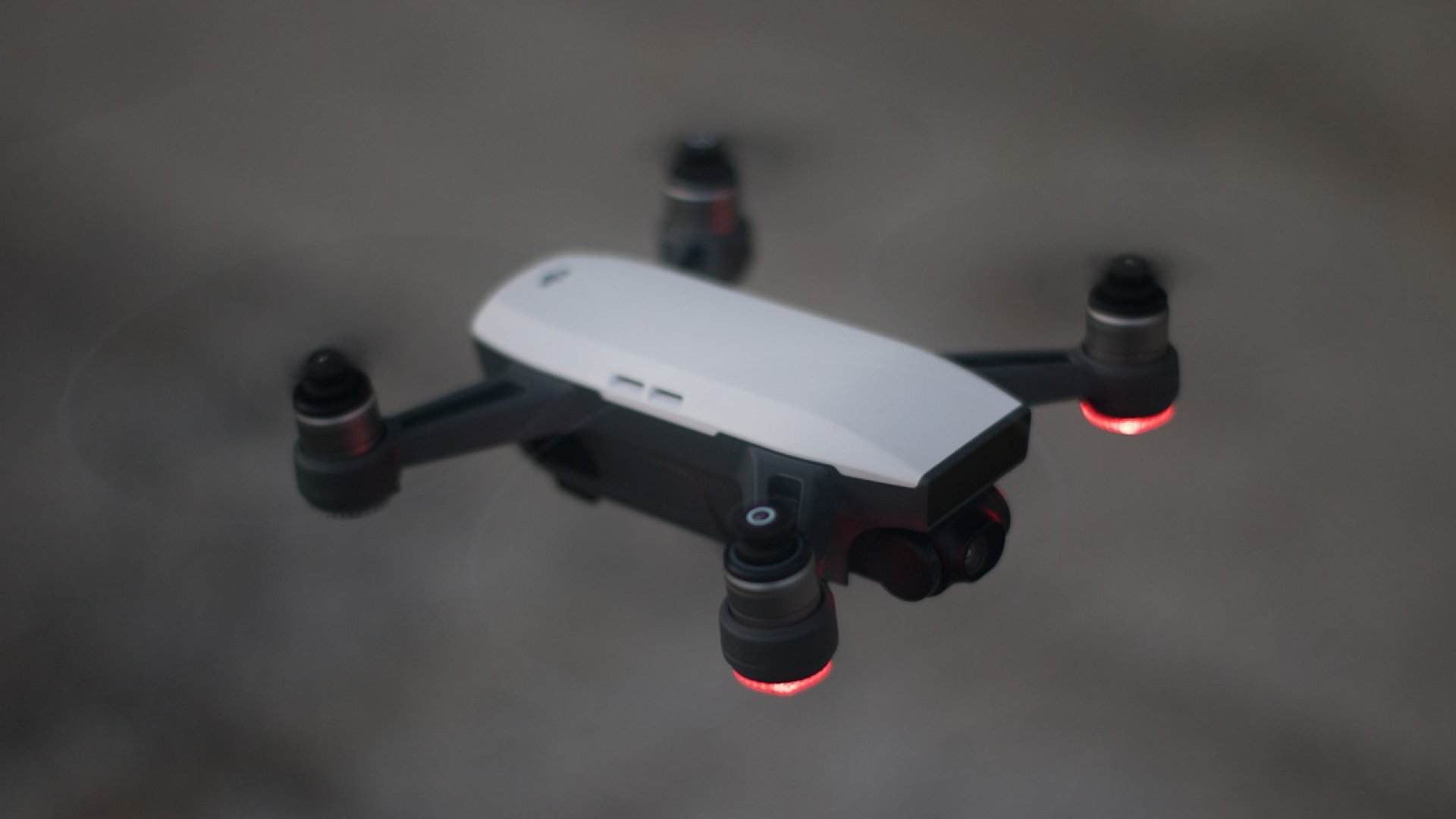 Ismerd meg a DJI Spark drón előnyeit és hátrányait A DJI Spark drón piacvezető a kezdő drónok között