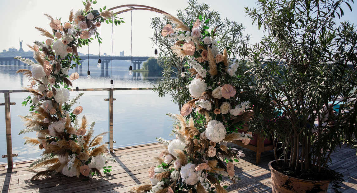6+1 tipp, milyen dekoráció illik egy tóparti esküvői helyszínre